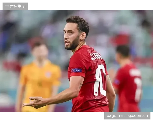 恰尔汗奥卢再次展现中场大师实力,其主罚的任意球成为国米常规得分手段。 恰尔汗奥卢再次展现中场大师实力,其主罚的任意球成为国米常规得分手段。